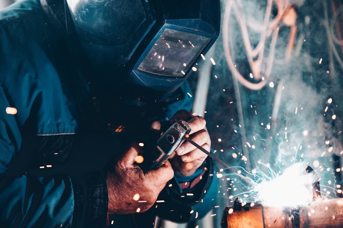 Ingeniero inspeccionando instalación industrial — peritaje industrial Cantabria
