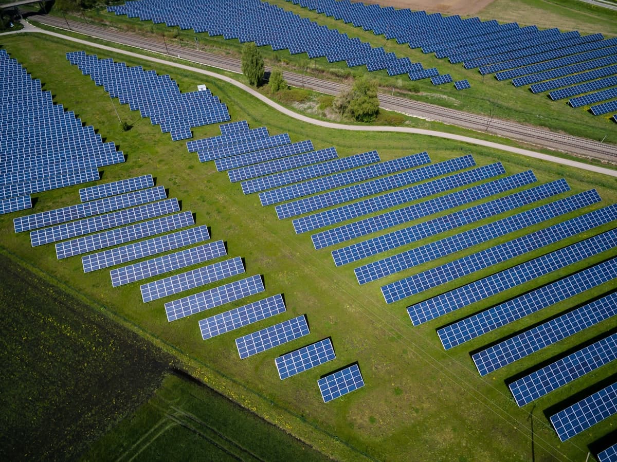 Nave industrial iluminada — subvenciones eficiencia energética empresas Cantabria IDAE SODERCAN